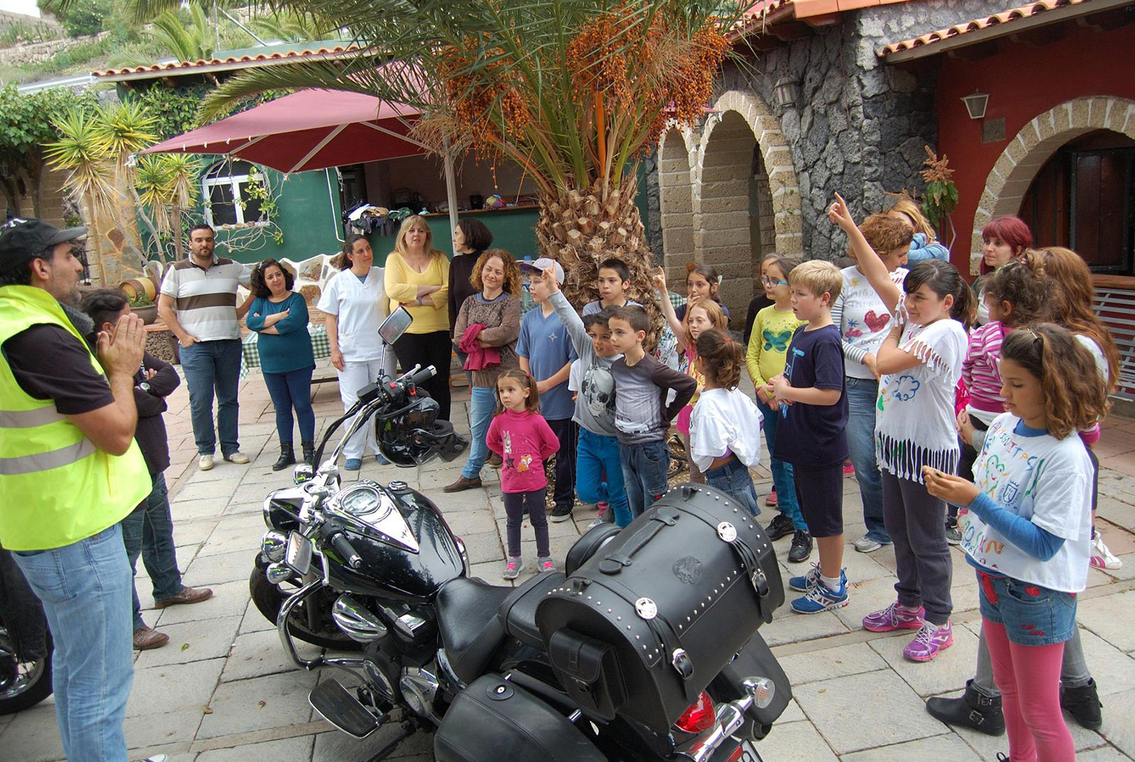 Visita-de-los-Moteros-solidarios-de-Candelaria