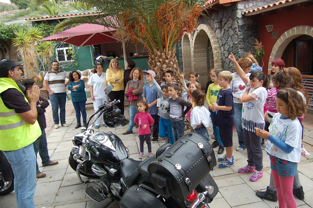 Visita-de-los-Moteros-solidarios-de-Candelaria